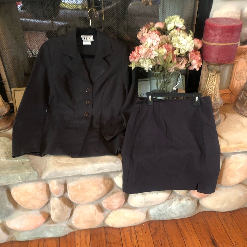 Classic Black Women's 2 Piece Suit Skirt and Blazer, black, Size 5/small